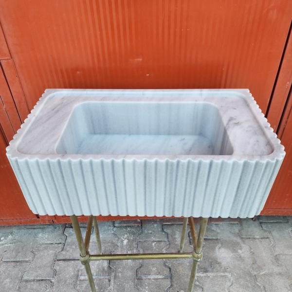 Oluklu Kompakt Beyaz Mermer Duvara Monte Lavabo